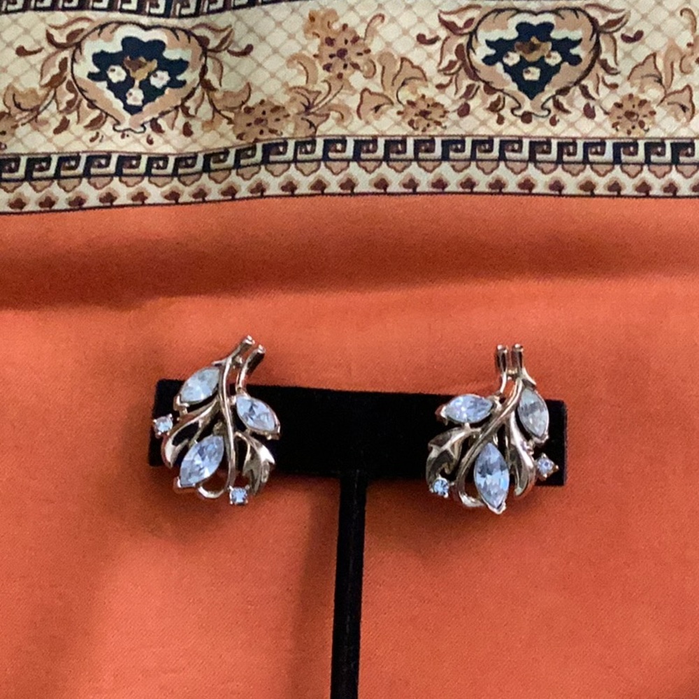 Attractive gold and clear stone earrings in very good condition